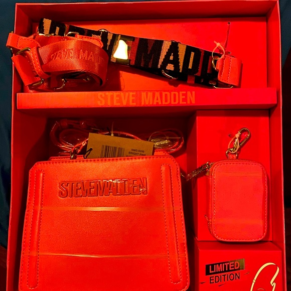 Steve Madden Handbags - Steve Madden Bright Pink Bevelyn limited edition gift set